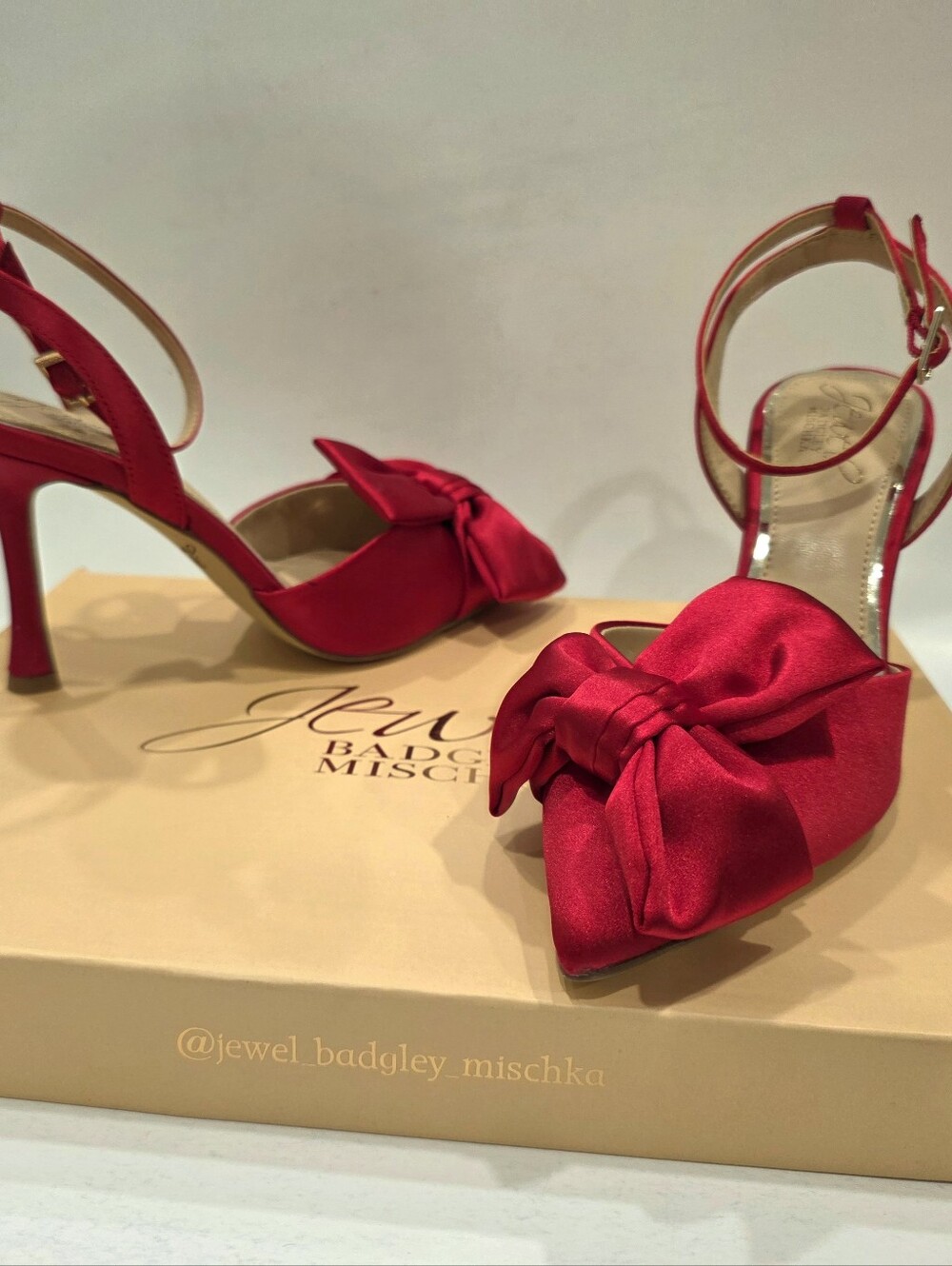NWT Jewel Badgley Mischka Scarlet Satin Pointed-Toe Bow Heels Size US 5